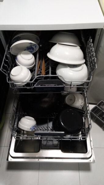 西门子SIEMENS烟灶洗套装洗碗机装进橱柜后面还有空间走煤气管道吗？