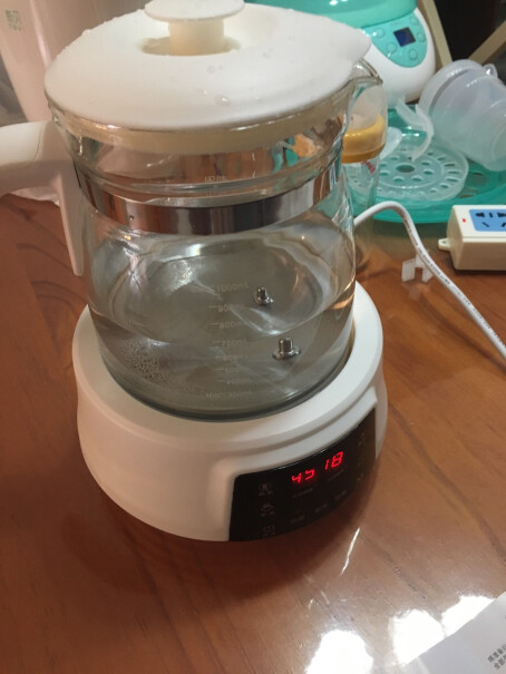 新贝恒温水壶婴儿恒温调奶器这个恒温器盖子是不是塑料的，有木有味道，用的方便么？