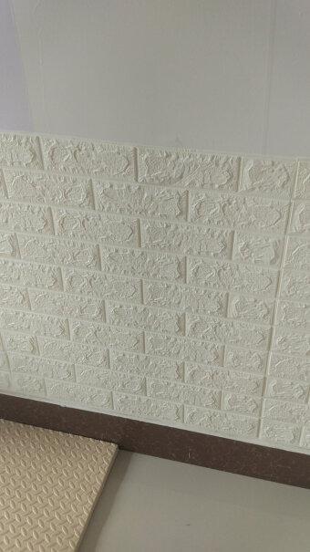 FOOJO自粘3D立体墙贴护墙板天花板顶棚墙纸自粘电视背景墙没有做刮白色灰可以贴吗？