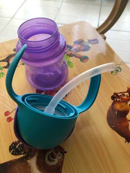 飞利浦新安怡水杯奶嘴是硬的吗 方便喝奶不 我家孩子不用奶瓶 求解？