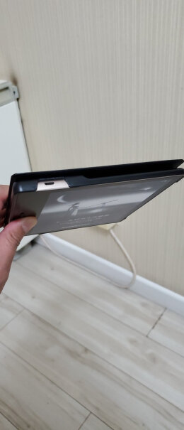 Kindle Oasis 尊享版 电纸书 7英寸 WiFi大家的屏幕和边框之间缝隙大吗？