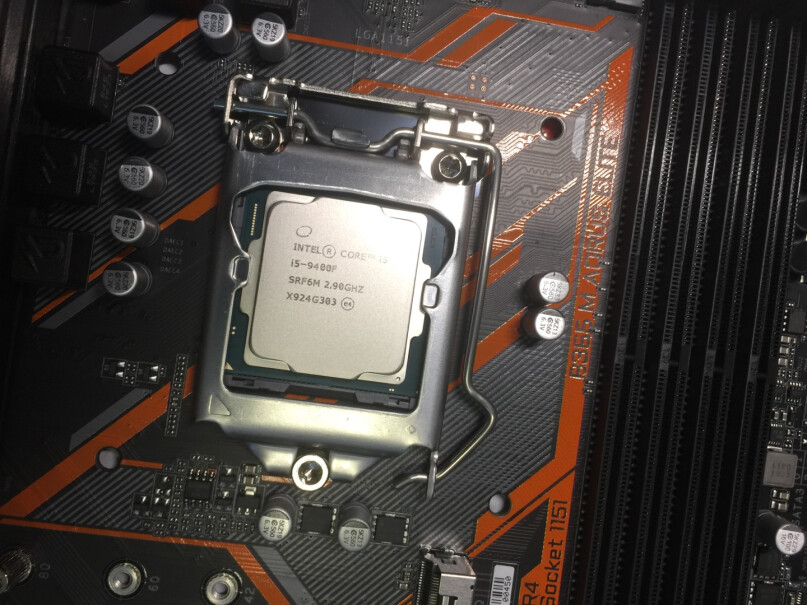 英特尔 i5 9400F 处理器请问这个玩吃鸡直播可以吗？