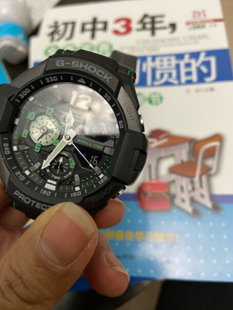 卡西欧手表G-SHOCK？详情页配的绿色t恤是啥牌子？