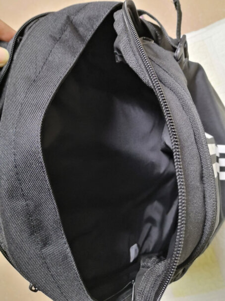 adidas阿迪达斯官网男子运动双肩背包BR5864如图里面有单独一层装15.4的笔记本吗？