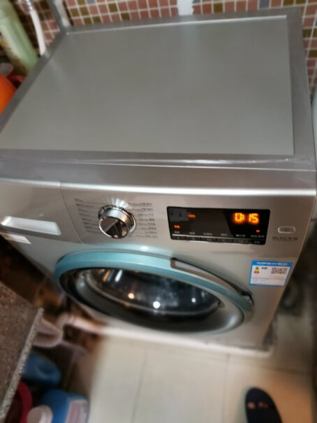 海尔（Haier超薄滚筒洗衣机全自动洗衣机下面有轮子吗？