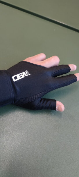 威仕顿职业台球手套左手这个品牌的手套防滑吗？