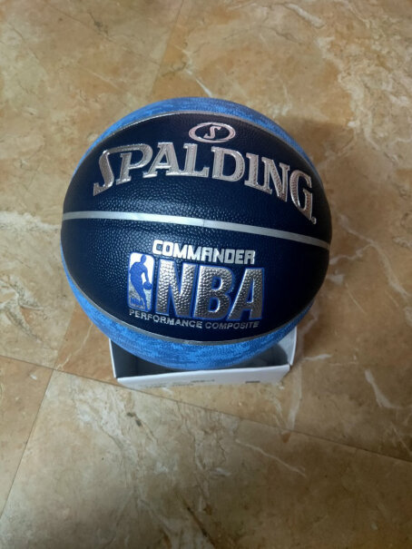 斯伯丁篮球全粒面无经沟AGC室内外7号PU蓝球76-872Y这款篮球会很重吗？