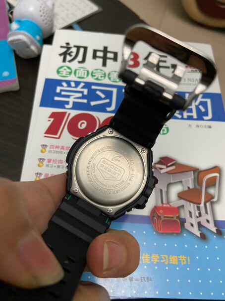 卡西欧手表G-SHOCKGA-1000-1A3和GA-1100-2B只是价钱上有区别吗？