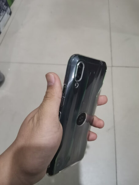 莜茉YOMO黑鲨游戏手机2钢化膜是全贴膜还是就贴黑边 贴黑边的话贴得稳吗？
