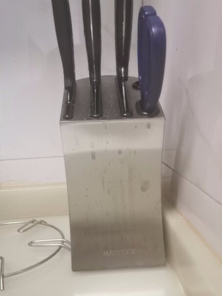 厨房置物架适用不同大小刀具底部漏水孔大的是那款？