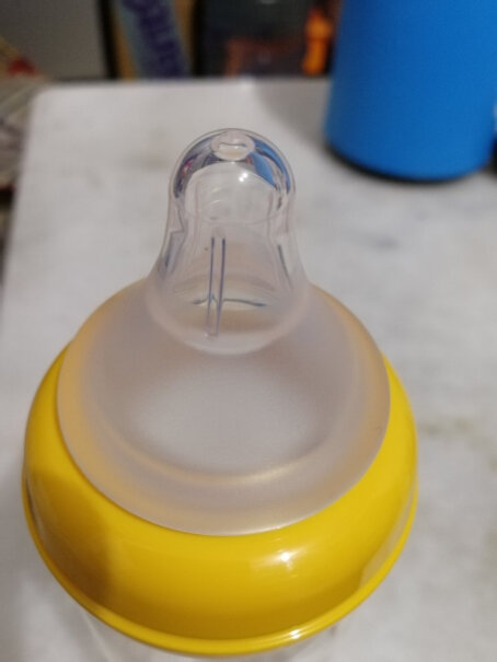 贝亲Pigeon硅胶玻璃奶瓶婴儿仿母乳新生儿宽口径240ml奶嘴是橡胶还是硅胶，看评论瓶身上奶嘴嘴是合成橡胶？