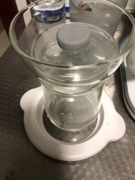 苏泊尔养生壶多功能加厚玻璃煮茶器你放在底座上会晃吗？不稳的感觉？
