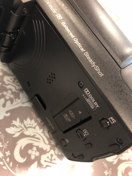 索尼FDR-AX700高清数码摄像机可以边充边录吗？