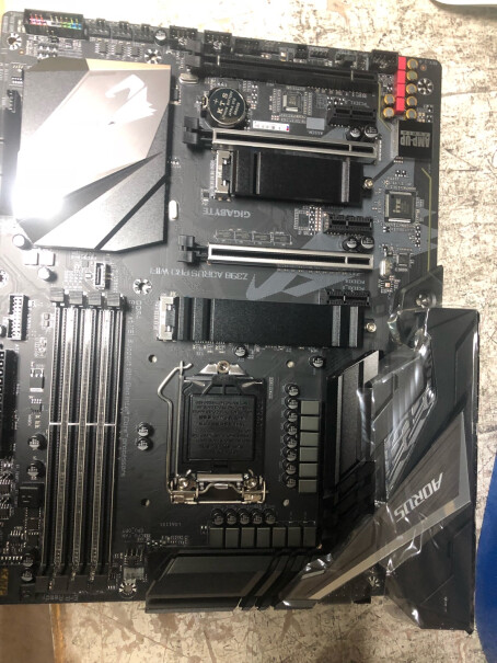 技嘉Z390AORUS这款主板我买什么协议接口的固态硬盘 ？就是靠近CPU那个？