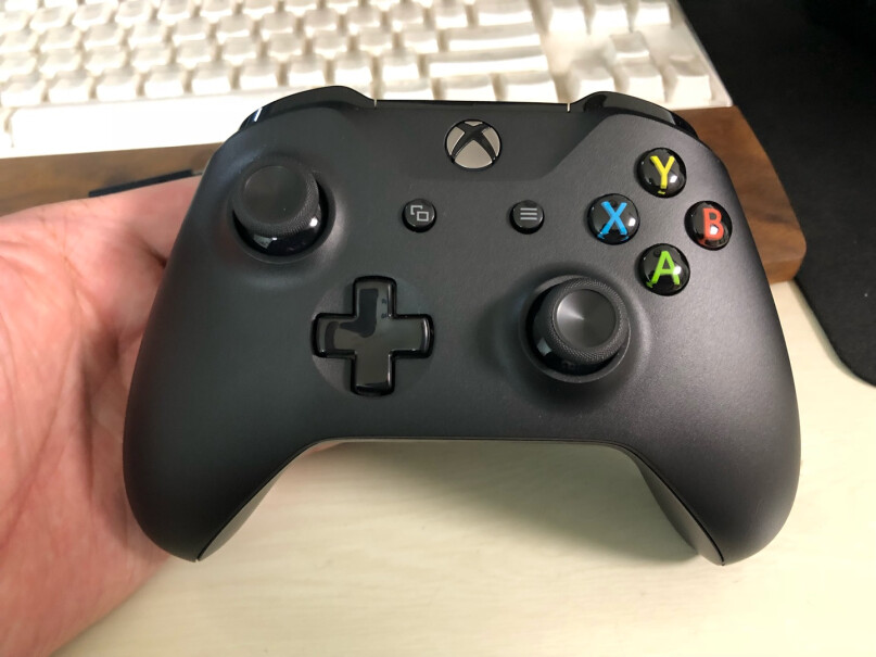 微软Xbox无线控制器磨砂黑+Win10适用的无线适配器这个怎么充电呀，是直接插数据线充还是要把电池换下来充，插了数据线没啥反应，就震了一下。