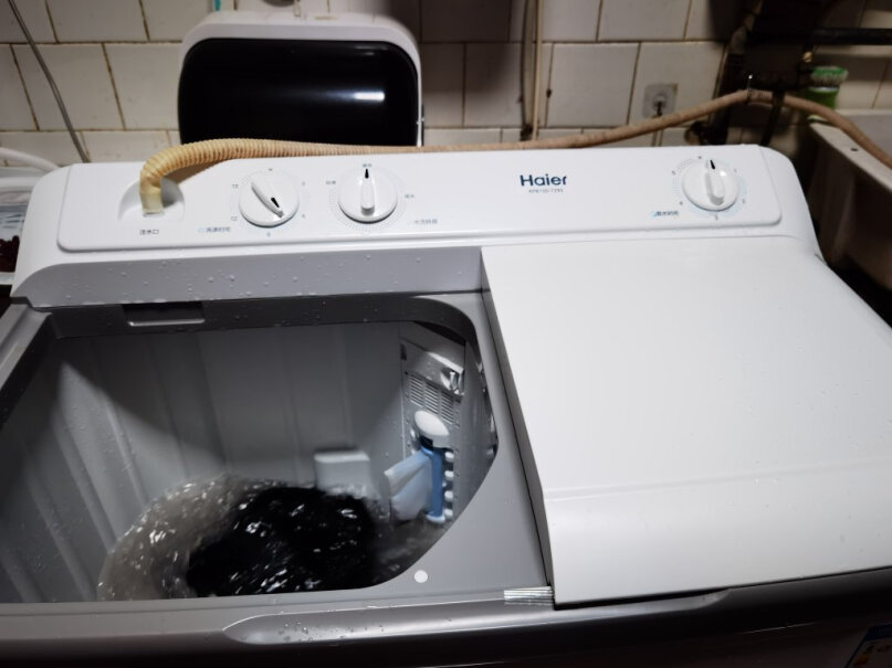 海尔（Haier波轮洗衣机全自动家电请问从正面看洗衣机，排水管在左测，还是右侧？