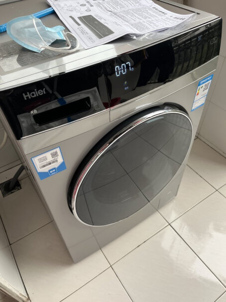 海尔滚筒洗衣机全自动10公斤洗烘一体我想问有三个格，洗衣液放在哪个格子里？