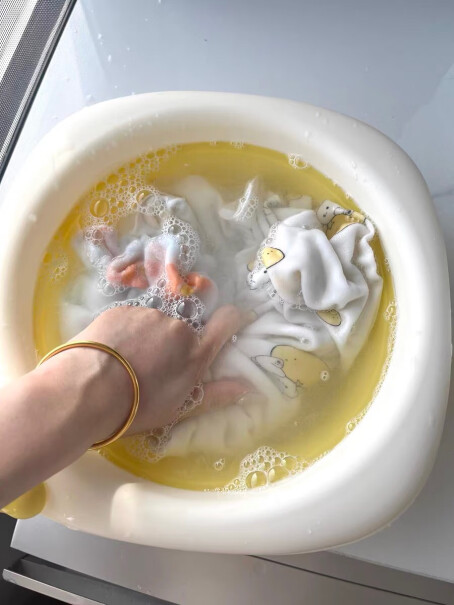 WICKLE婴儿洗衣液专用酵素洗衣液组合装留香吗？能留香多久？宝宝身上的奶味洗了之后晒干有腥味吗？