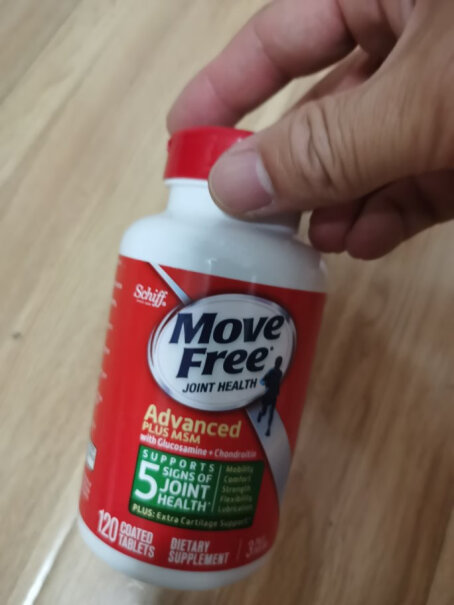 软骨素MoveFree益节红瓶200钙片请问大家红瓶的药片是纯白色还是微黄的？