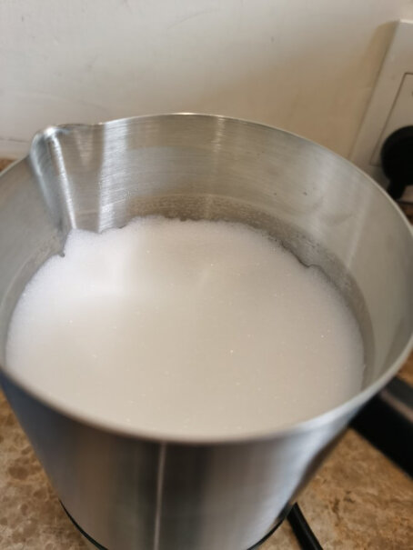 心想多功能奶泡机牛奶加热器朋友们杯底的搅拌头松吗，杯子倒置会掉下来吗？