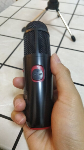 联想小新UM6 K歌定制话筒这个是自带音响的吗？