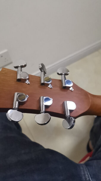 莫森mosen吉他41英寸初学者入门民谣木吉它乐器升级款这个吉他送的背包可以双肩背吗？