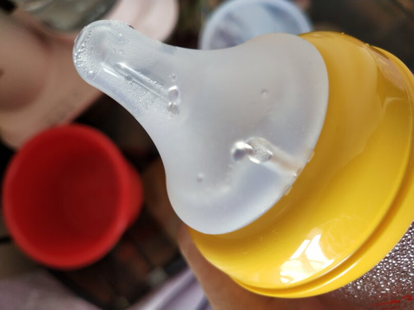 贝亲Pigeon硅胶玻璃奶瓶婴儿仿母乳新生儿宽口径240ml进口和国产的奶嘴有什么区别？哪一个更柔软些，急，在线等。