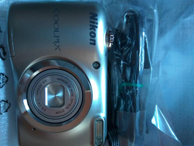 尼康 A100 便携相机是不是没有卡的？