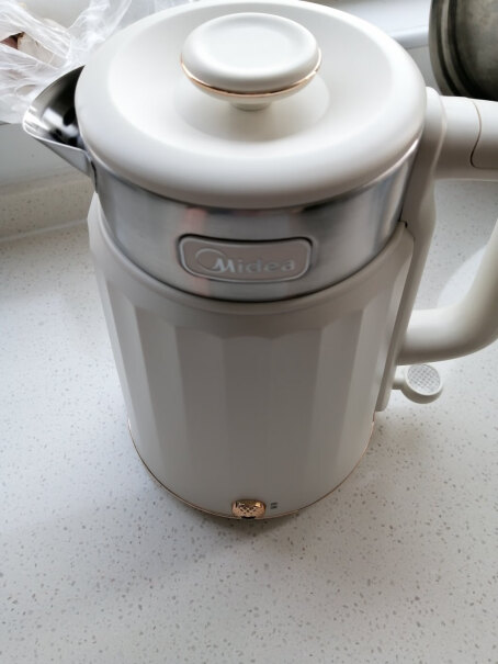 美的电水壶热水壶电热水壶双层防烫1.5L容量家用这个壶质量到底怎么样呀，烧水的声音大不大啊？