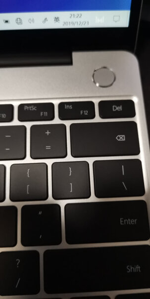 华为笔记本电脑MateBook13请问按压屏幕右下角会不会有吱吱响声呢？