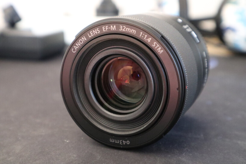 佳能EF-M 32mm定焦镜头你们买来的时候盒子外面有一层塑封嘛？