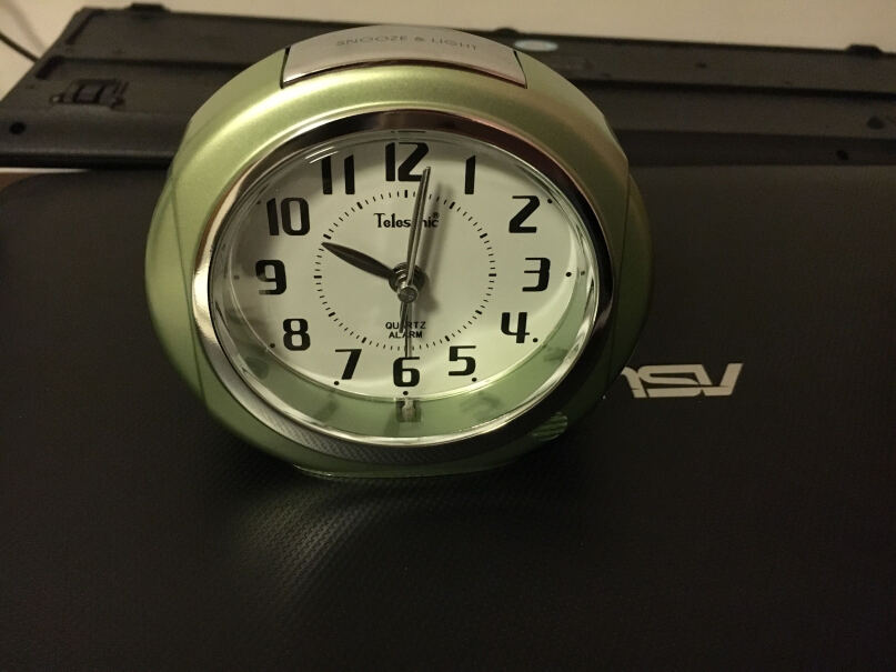 天王星闹钟静音扫描时钟学生贪睡创意钟夜灯石英G032-4绿色钟上面的是闹钟按钮吗？准不准时、字迹清晰吗？