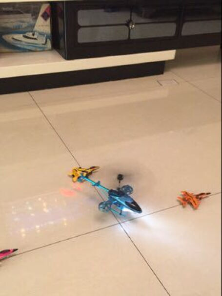 勾勾手遥控飞机玩具遥控合金耐摔遥控直升机男孩航模玩具飞机大慨充一次电能耍多久？