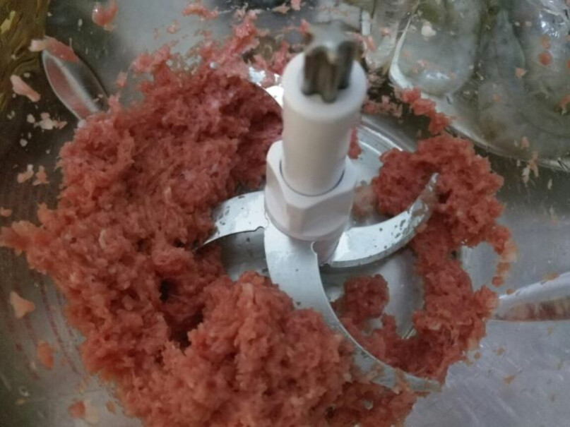 苏泊尔绞肉机不锈钢2L这款绞肉机绞肉时是一下一下的按开关还是一直按着开关直到把肉绞碎？