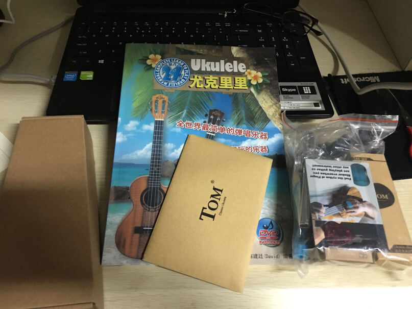 TOM尤克里里ukulele乌克丽丽沙比利入门小吉他23英寸你们的教材都有光盘吗？我没有？