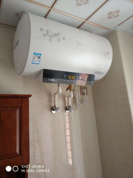 美的60升电热水器无线遥控混水阀到墙上的2根水管要自己买吗？