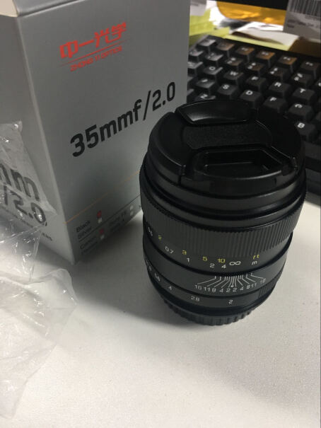 中一光学 35mm f2.0微单广角镜头这个镜头有没有镜头盖？