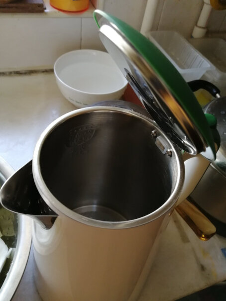 苏泊尔电水壶热水壶1.7L全钢无缝双层防烫电热水壶这款壶，倒水时漏水吗？