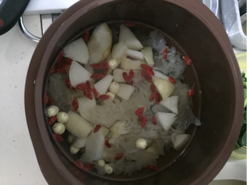 小熊电炖锅紫砂锅隔水炖盅家用白瓷大容量煲汤煮粥燕窝外壳是塑料的吗？