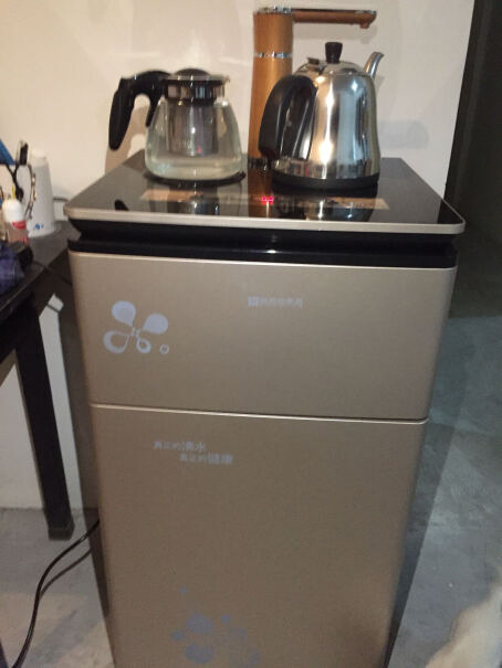 司迈特Q5茶吧机家用饮水机加大尺寸立式下置式温热型你们那个软管用手拿着插进桶里的吗？