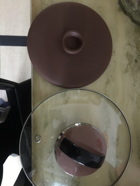 小熊电炖锅紫砂锅隔水炖盅家用白瓷大容量煲汤煮粥燕窝锅内是塑料的吗？