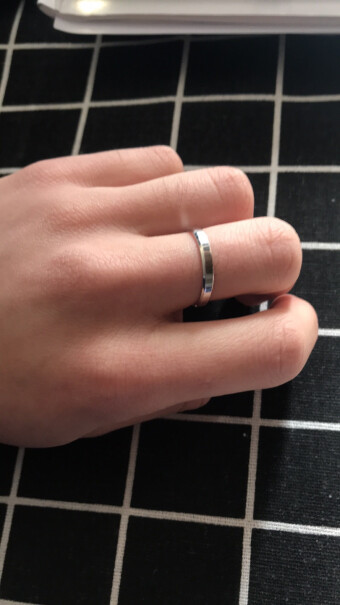 铂金戒指六福珠宝Pt950真爱如初铂金戒指情侣结婚对戒款闭口戒评测分析哪款更好,应该怎么样选择？