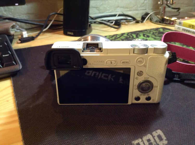 索尼A6000微单相机双镜头套装（银色）这款用自动模式拍出来的照片传到电脑或者手机上会不会有点暗？