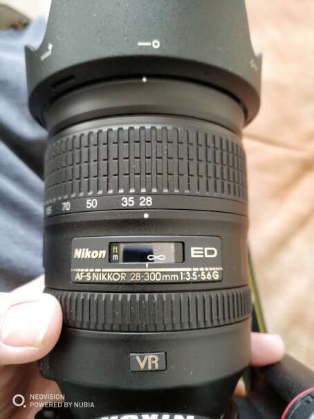 尼康28-300mmED防抖镜头请问是内变焦吗？就是在变焦的时候，镜头会不会伸缩？