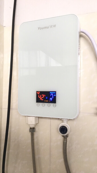 优姆即热式电热水器快速直热型变频恒温优姆即热式电热水器水开的大水温度不太热了是不是这样的吗？