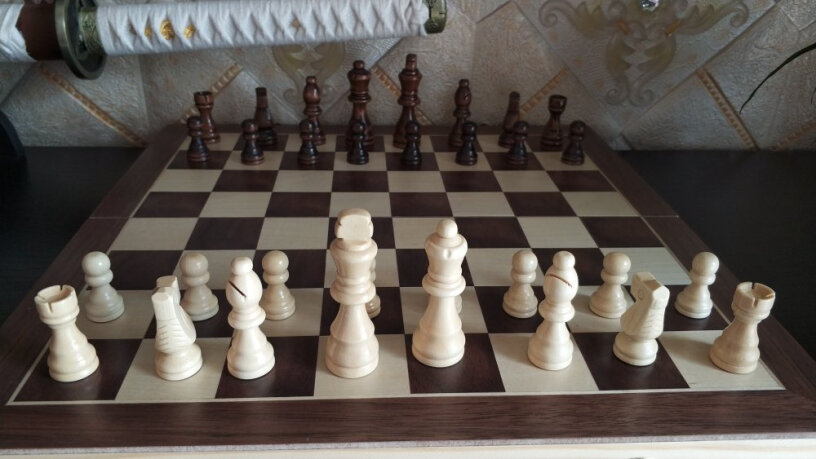 梁威国际象棋木质大号可折叠棋盘+实木棋子内嵌式有送皇后吗？