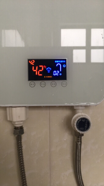 优姆即热式电热水器快速直热型变频恒温优姆即热式电热水器水开的大水温度不太热了是不是这样的吗？