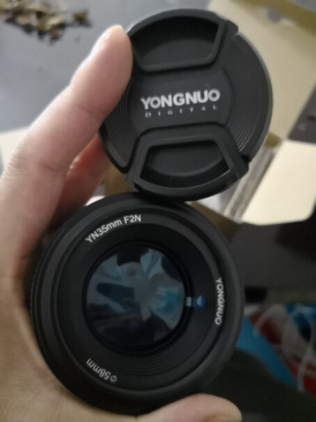 永诺YN35mm F2N 定焦镜头包装里面有没有遮光罩？