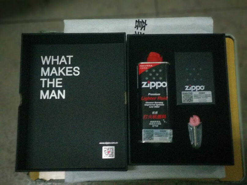 之宝Zippo打火机黑裂漆请问是正品吗，送人的。