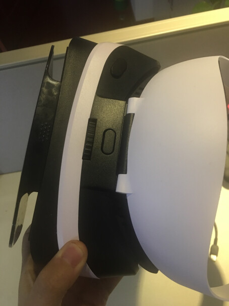 iQIYI-R3 VR眼镜遥控器华为mate20pro可以放进去吗 曲面屏看着不会有什么问题吧？